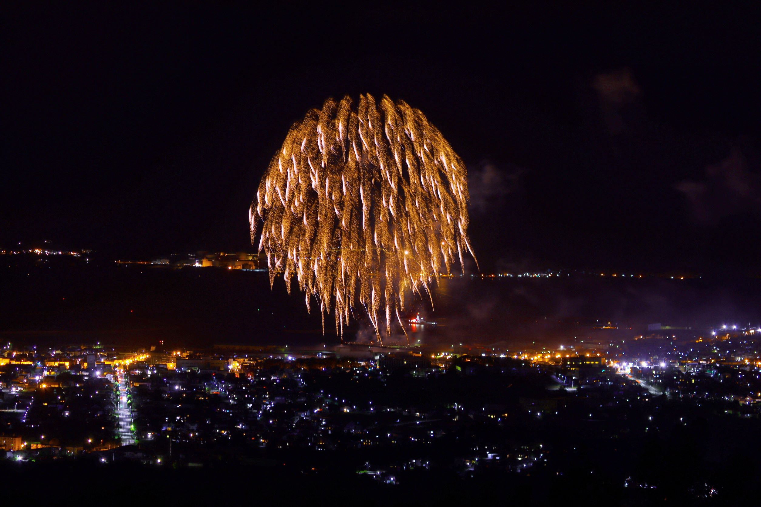 約2 000発の花火 岩内町の夜空彩る 岩内町観光ポータルサイト
